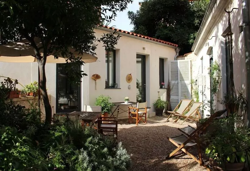 تختخواب و صبحانه La Petite Maison