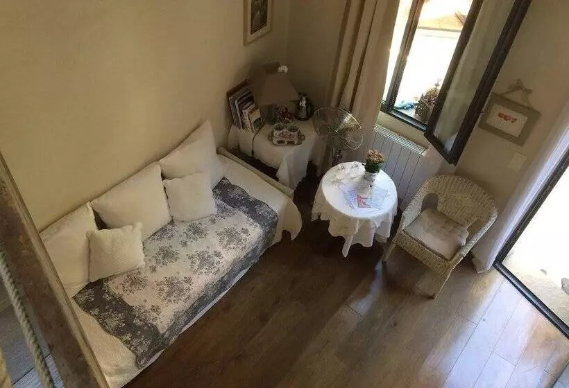 تختخواب و صبحانه La Petite Maison