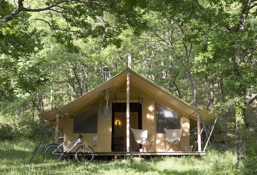 هتل Huttopia Versailles