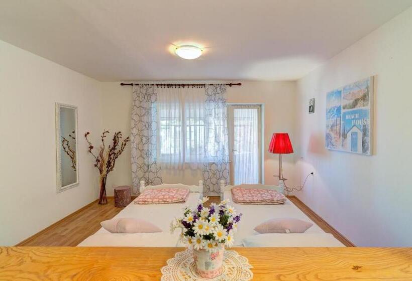 Apartments By The Beach Adela Senj