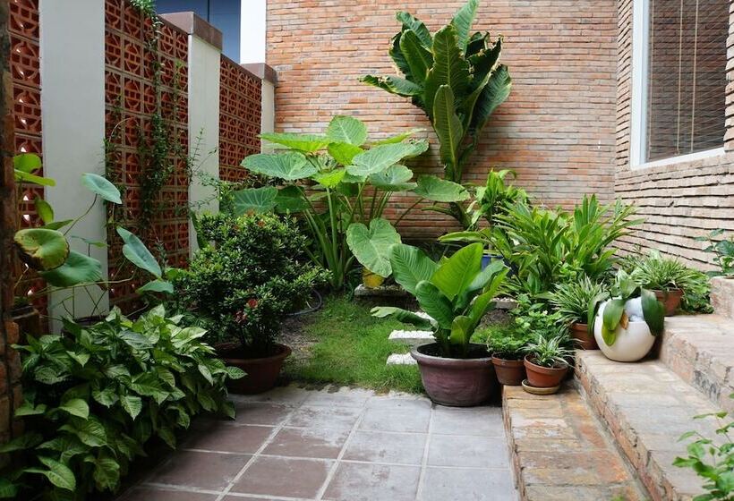 هتل Ananas Family