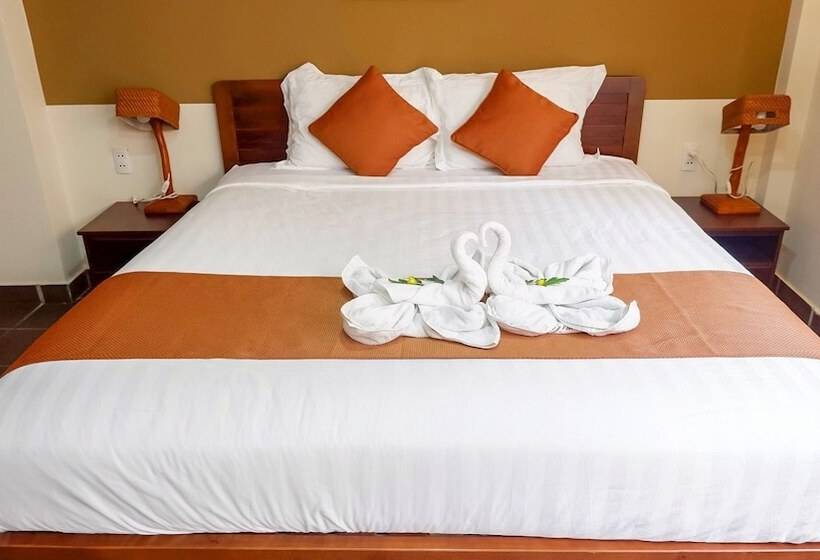 هتل Ananas Family