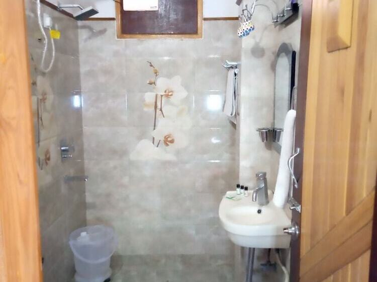 Отель Crystal Lakeview Homestay