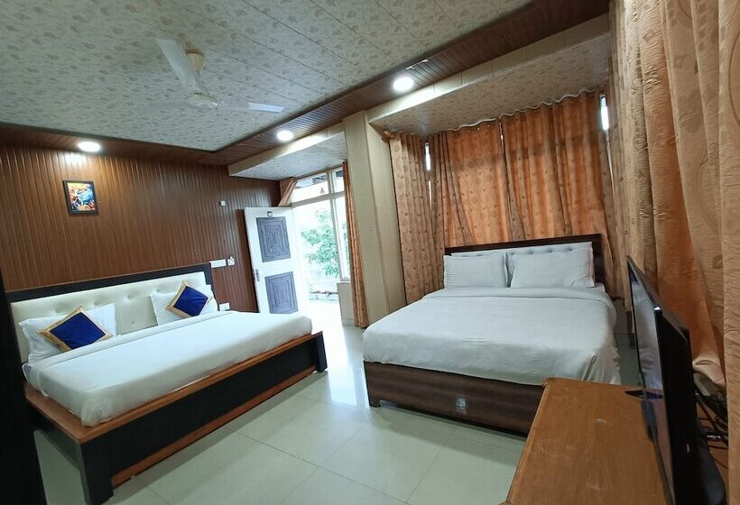 Отель Crystal Lakeview Homestay