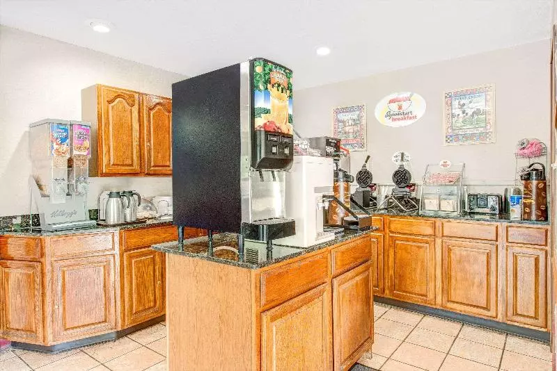 فندق Super 8 By Wyndham San Antonio/fiesta