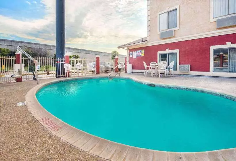 Hotelli Super 8 By Wyndham San Antonio/i35 North