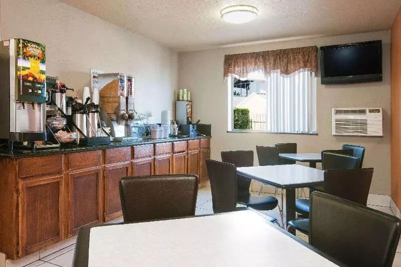 Hotelli Super 8 By Wyndham San Antonio/i35 North