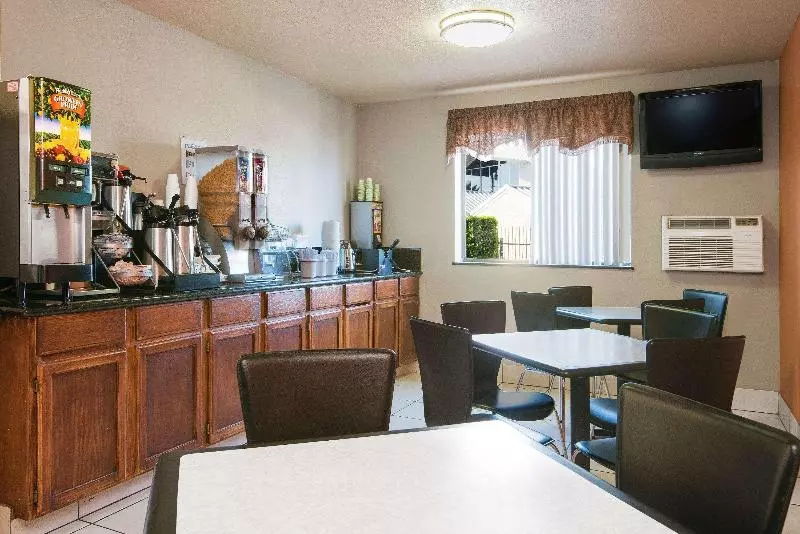 Hotelli Super 8 By Wyndham San Antonio/i35 North