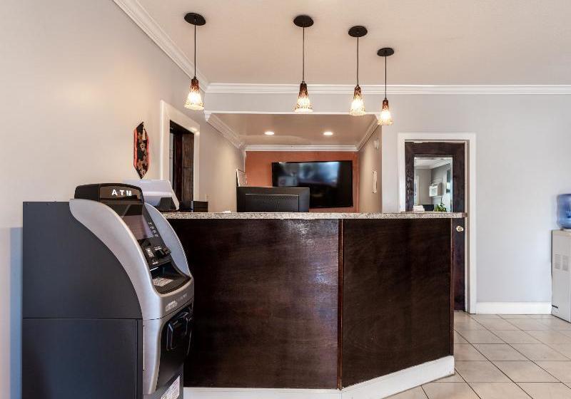 مُتل Augusta Downtown