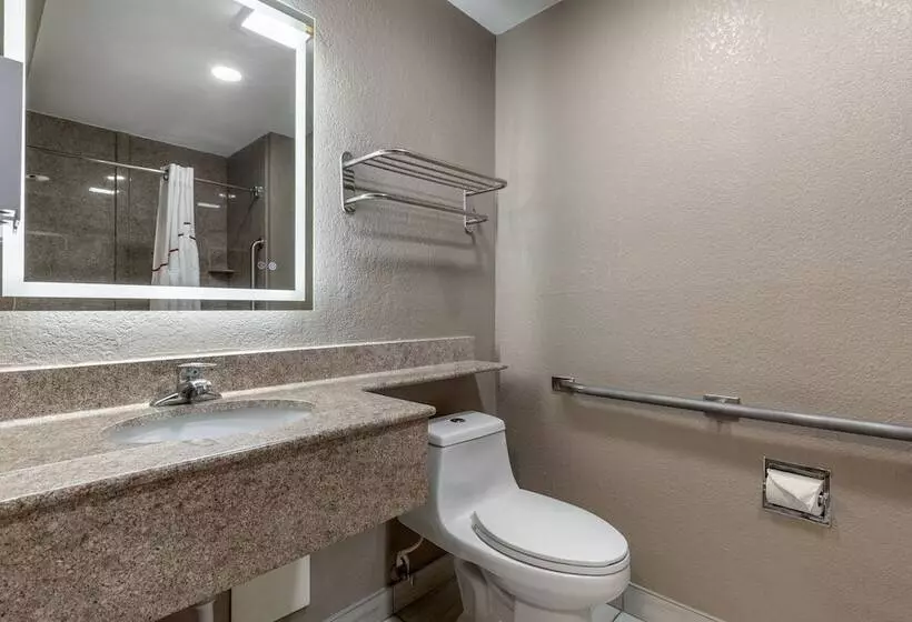 مُتل Red Roof Inn Suffolk