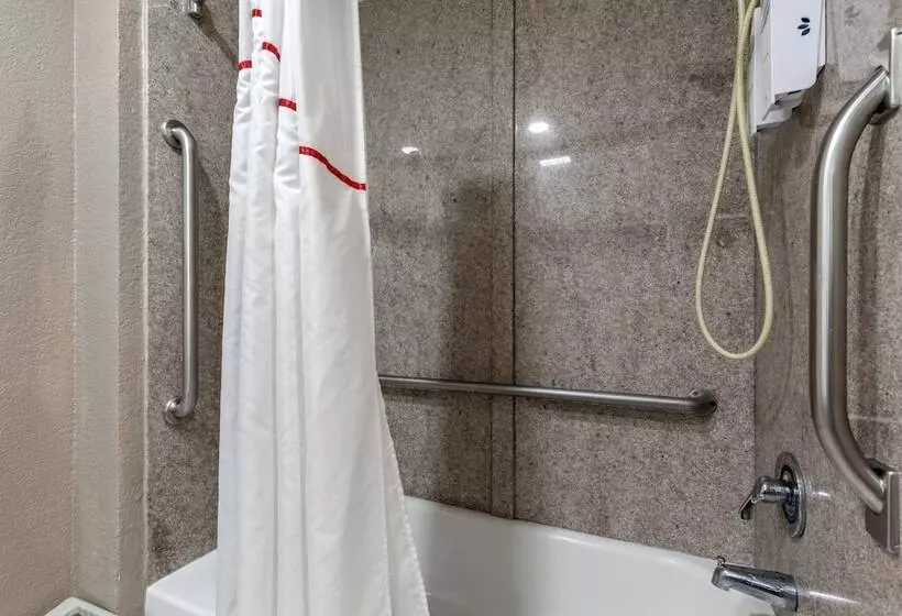 مُتل Red Roof Inn Suffolk