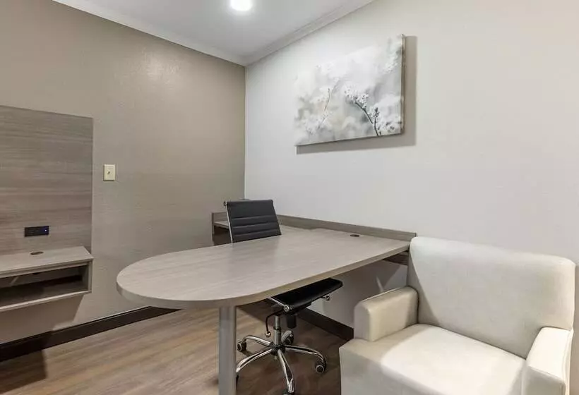 مُتل Red Roof Inn Suffolk