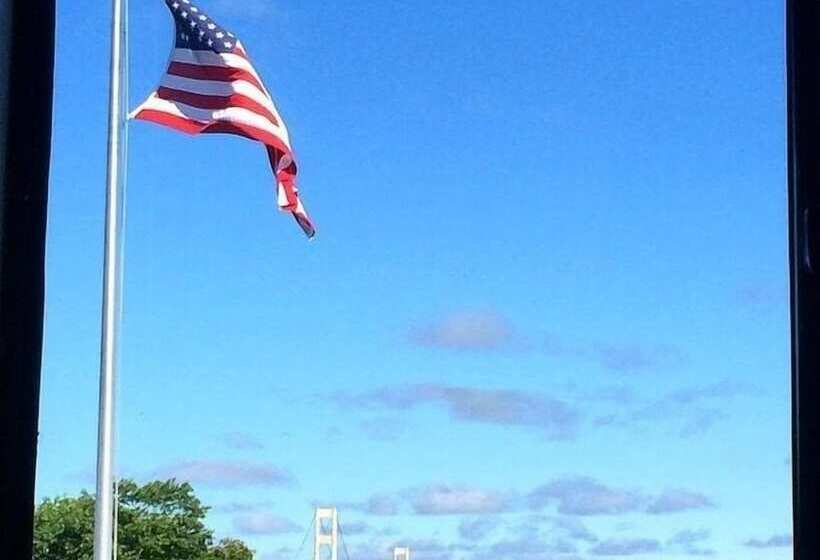 مُتل Super 8 By Wyndham Bridgeview Of Mackinaw City