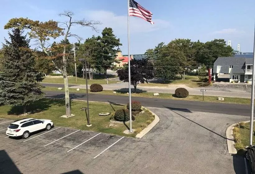 Motel Super 8 By Wyndham Bridgeview Of Mackinaw City