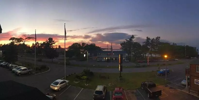 Motel Super 8 By Wyndham Bridgeview Of Mackinaw City