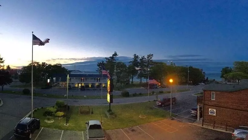 Motel Super 8 By Wyndham Bridgeview Of Mackinaw City