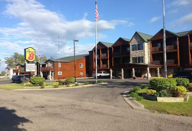 Motel Super 8 By Wyndham Bridgeview Of Mackinaw City