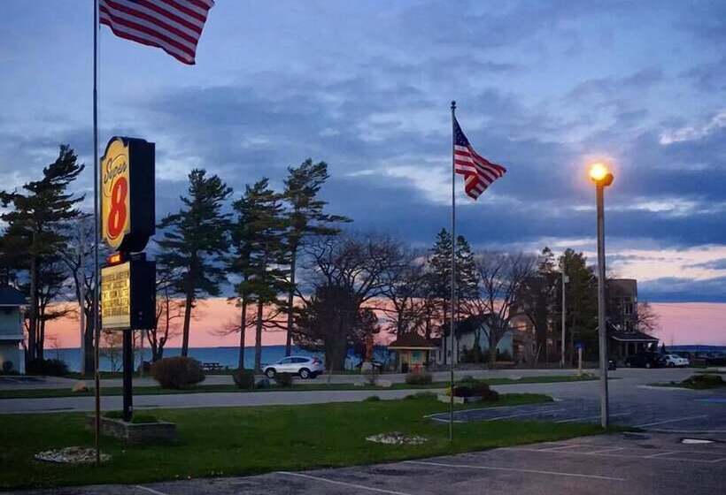 مُتل Super 8 By Wyndham Bridgeview Of Mackinaw City