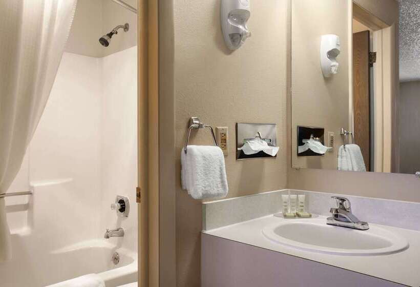 فندق على الطريق Super 8 By Wyndham Conrad