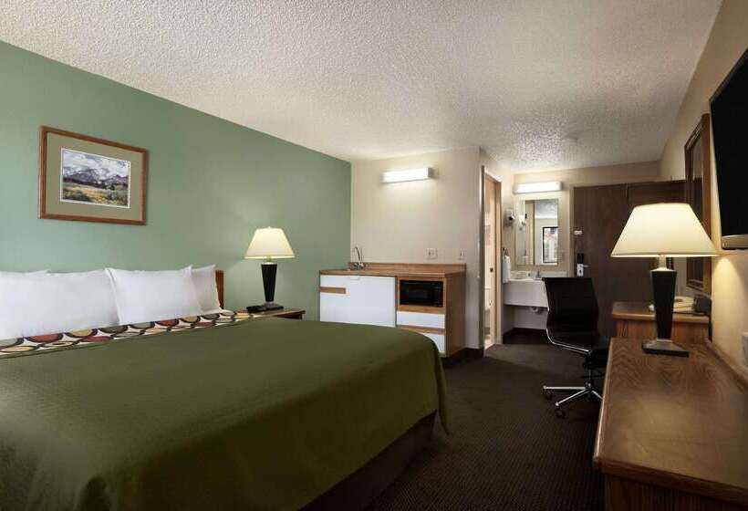 فندق على الطريق Super 8 By Wyndham Conrad