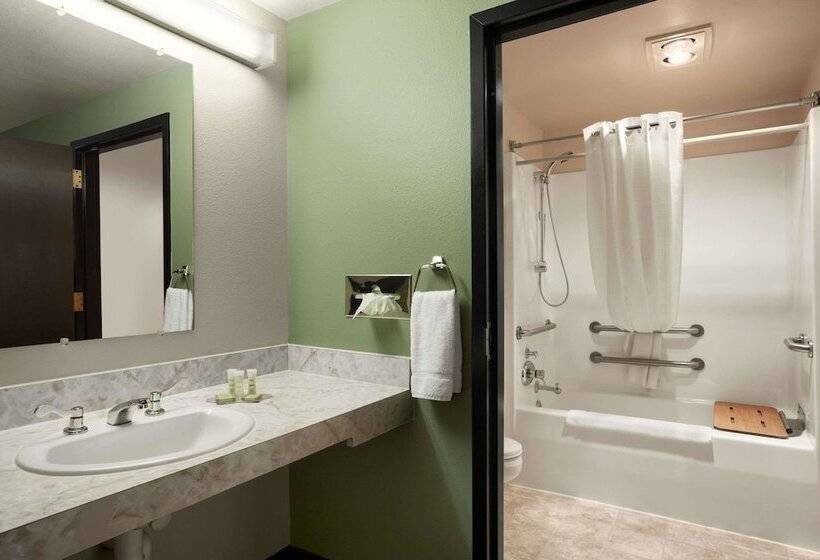 فندق على الطريق Super 8 By Wyndham Conrad