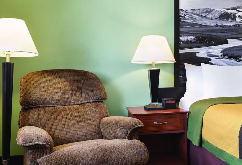 فندق على الطريق Super 8 By Wyndham Conrad