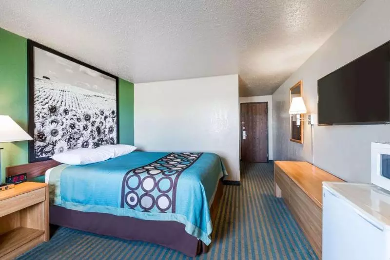 مُتل Super 8 By Wyndham Devils Lake