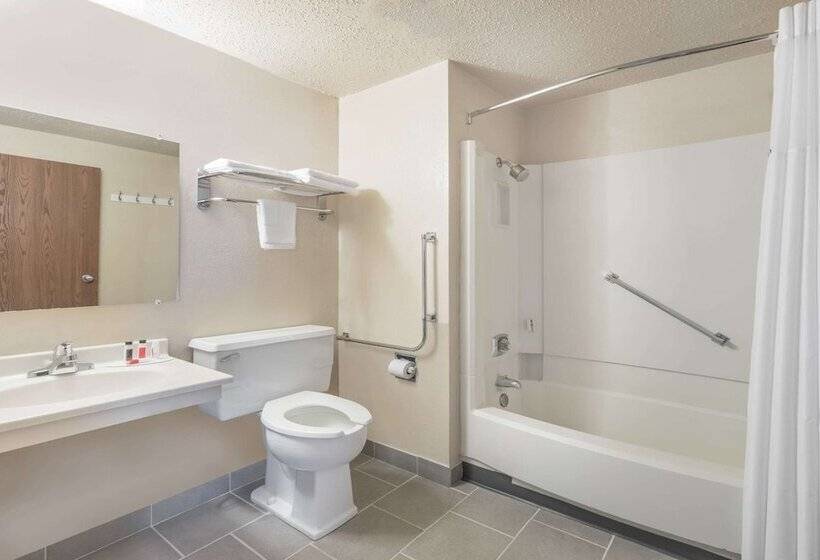 فندق على الطريق Super 8 By Wyndham Devils Lake