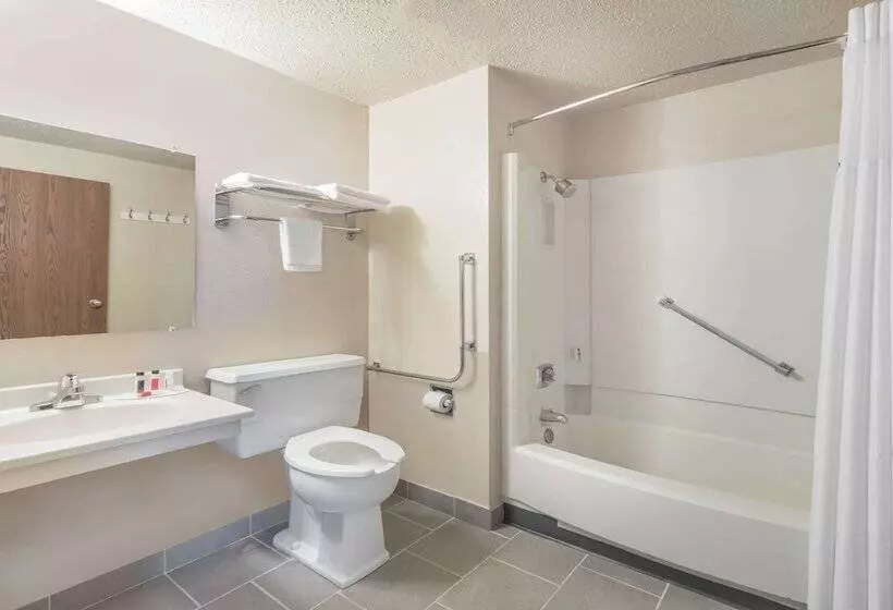 مُتل Super 8 By Wyndham Devils Lake