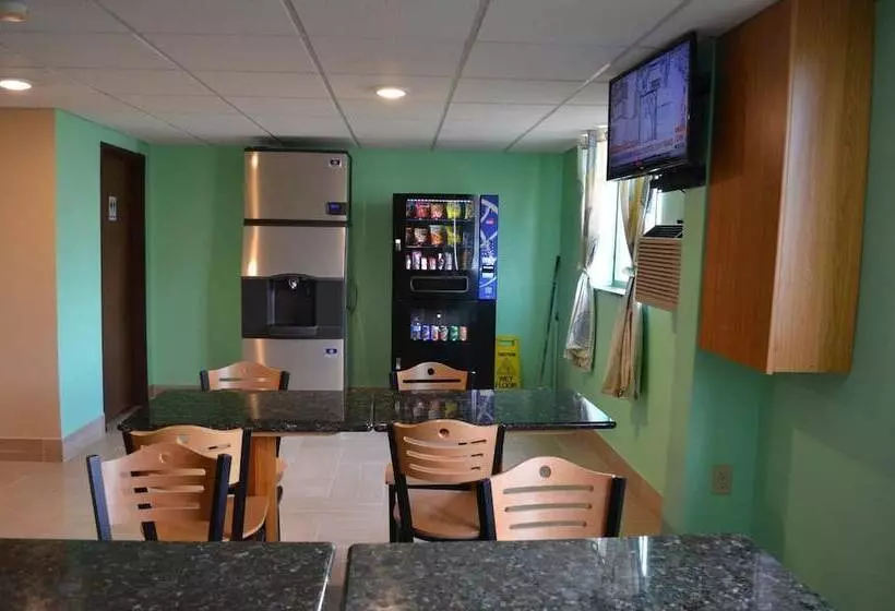 مُتل Super 8 By Wyndham Devils Lake