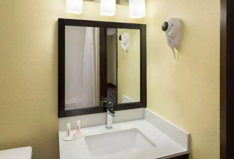 מוטל Super 8 By Wyndham Marietta