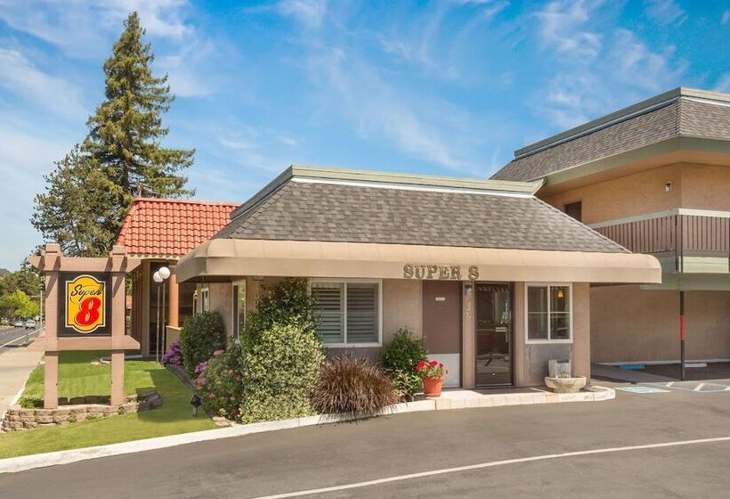 فندق على الطريق Super 8 By Wyndham Martinez