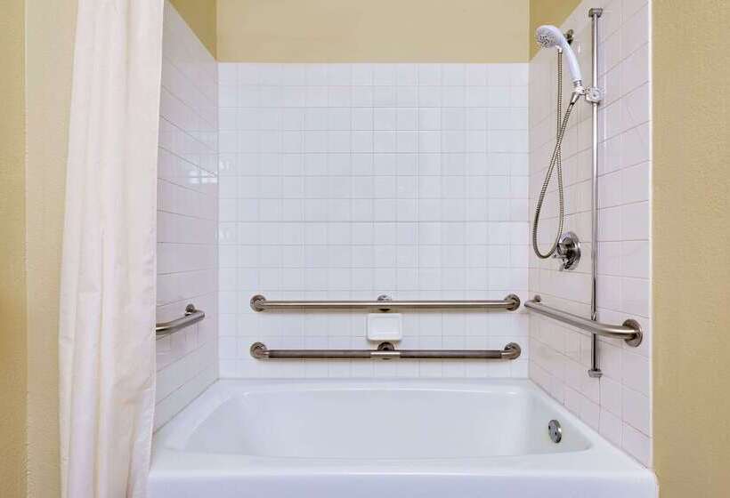 فندق على الطريق Super 8 By Wyndham Mentor/cleveland Area