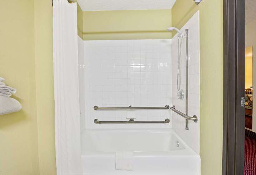 فندق على الطريق Super 8 By Wyndham Mentor/cleveland Area