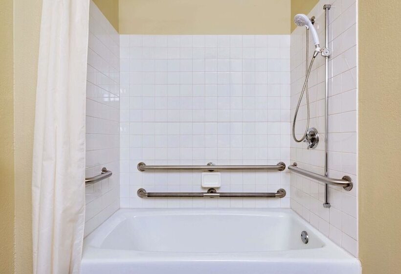 فندق على الطريق Super 8 By Wyndham Mentor/cleveland Area