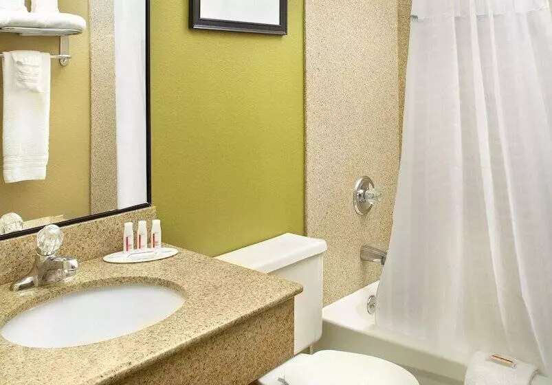 فندق على الطريق Super 8 By Wyndham St. Clairsville Oh/wheeling Wv Area