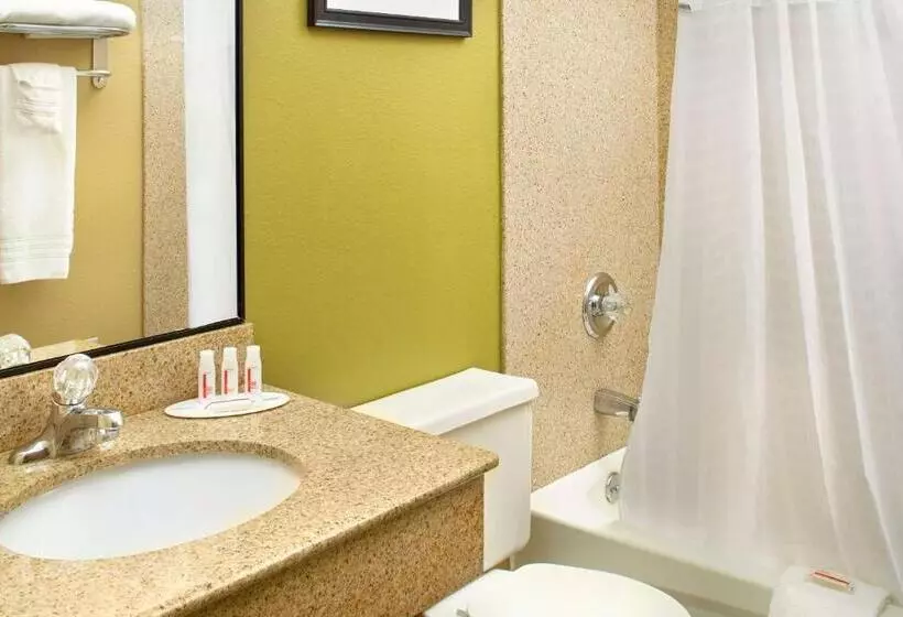 فندق على الطريق Super 8 By Wyndham St. Clairsville Oh/wheeling Wv Area