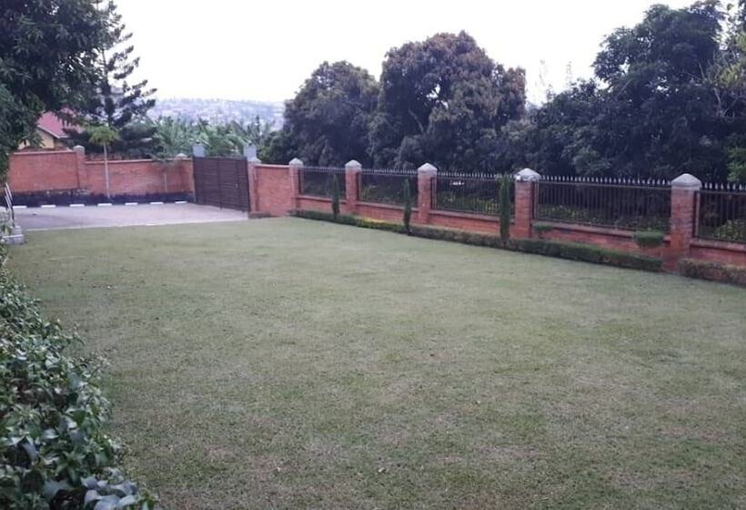 Pensió Airport Hill Guest House