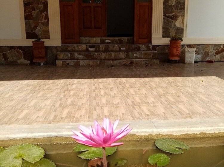 بنسيون The Crown Hotel Dambulla