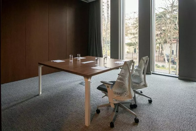 هتل Hilton Garden Inn Tbilisi Chavchavadze