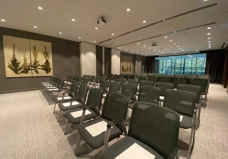 هتل Hilton Garden Inn Tbilisi Chavchavadze