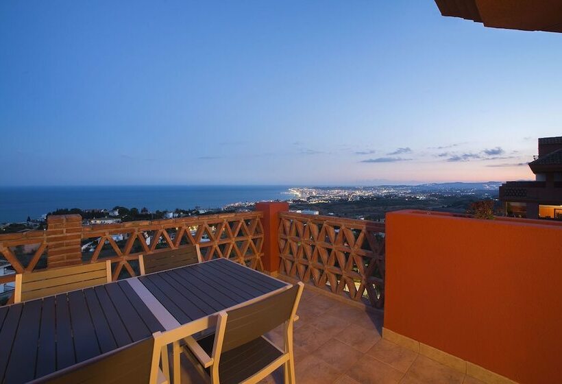 Penthouse M Reserva Del Higueron 3 Bedrooms. Transfer To The Beach And Train Station. Jacuzzi. Wifi