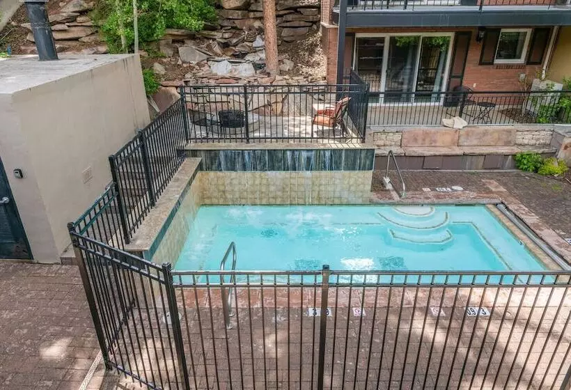 בית מלון כפרי Treasure Mountain Inn