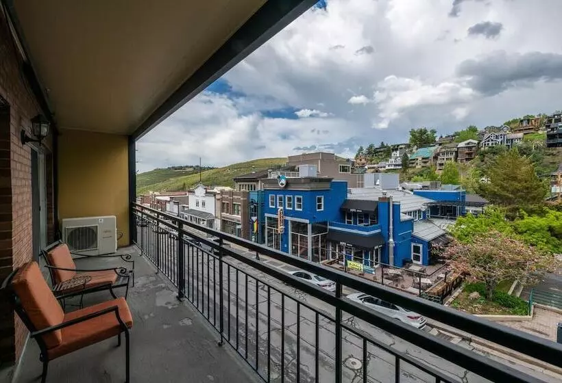 בית מלון כפרי Treasure Mountain Inn