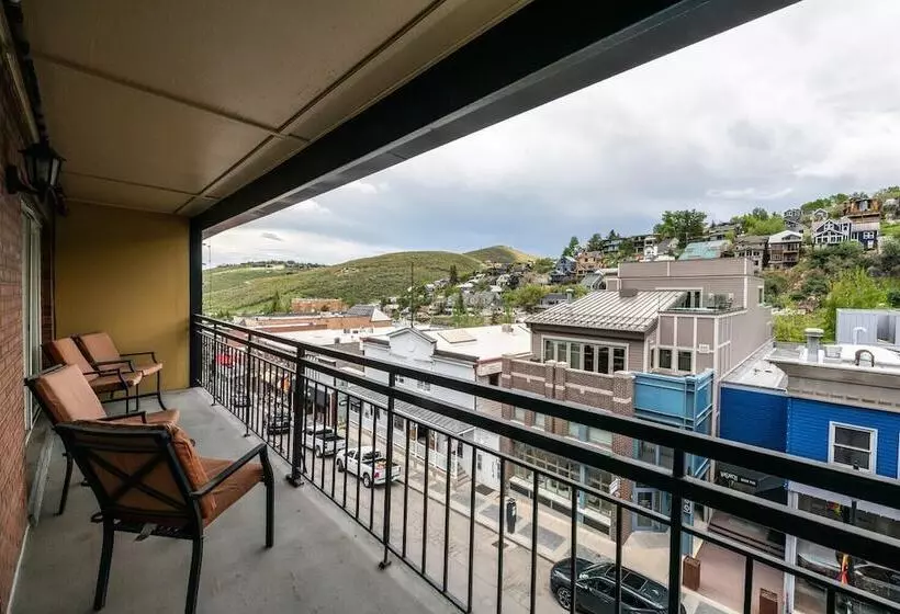 בית מלון כפרי Treasure Mountain Inn