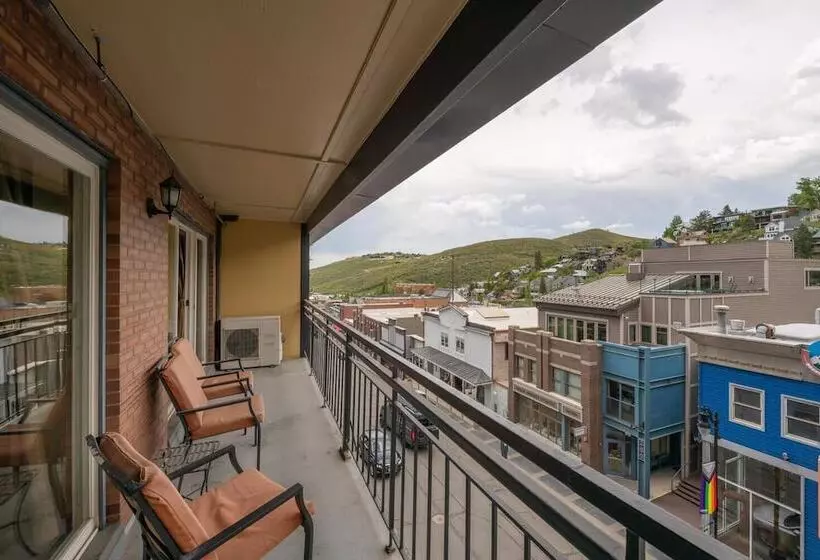 בית מלון כפרי Treasure Mountain Inn