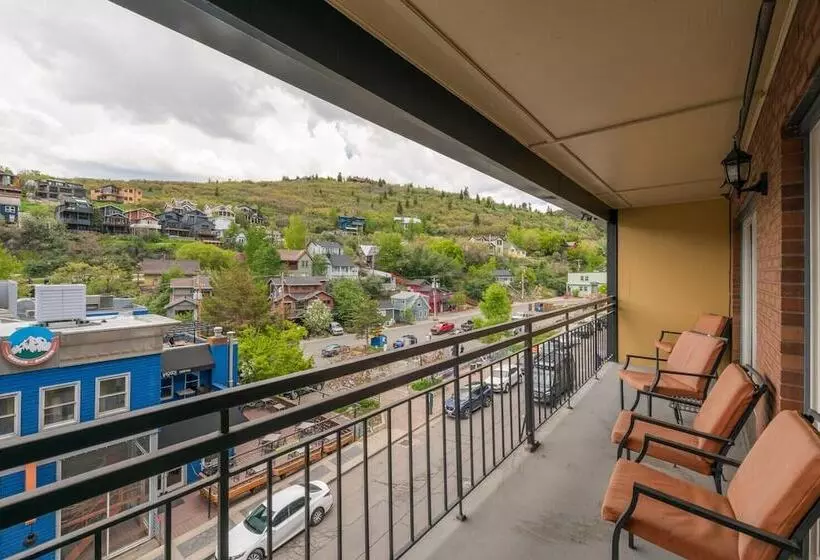 בית מלון כפרי Treasure Mountain Inn