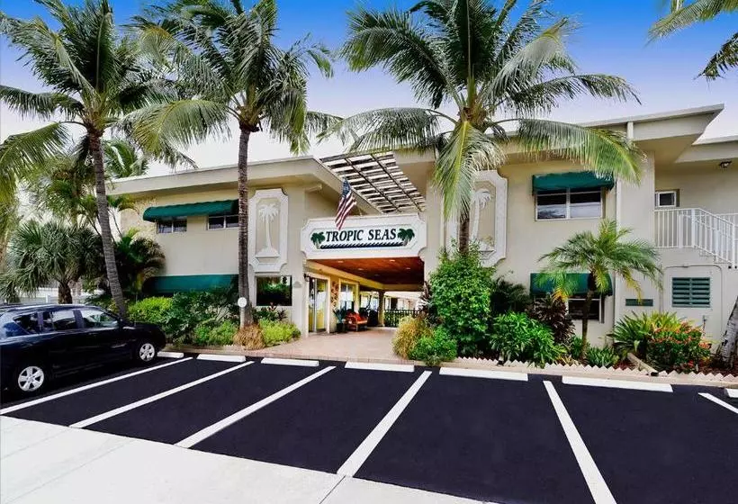 فندق على الطريق Tropic Seas Resort