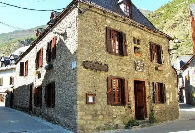 پانسیون Hostal Plaça Garós