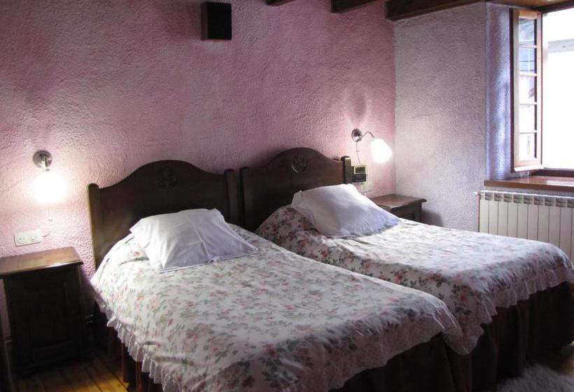 پانسیون Hostal Plaça Garós